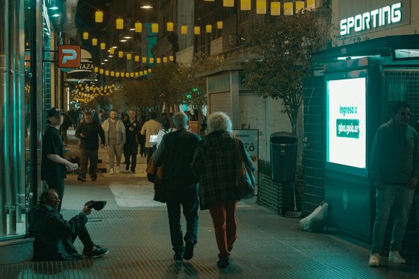 Comment les techniques de gravure sur verre sont-elles utilisées pour créer des œuvres d'art contemporaines ?