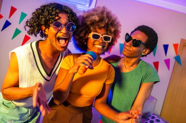 Quels sont les secrets pour réussir une soirée de karaoké à thème?